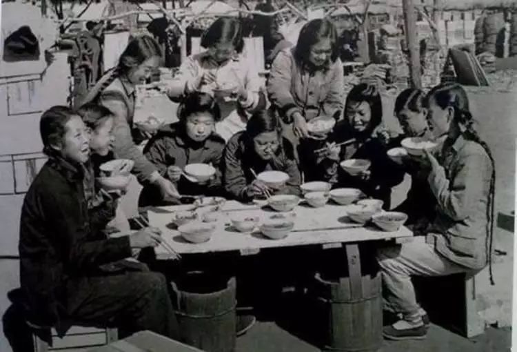 “1992 年 6 月 9 号来的，25 年了，1直在上海打工、成家” - 房子和我们的生活③屋顶秧田工装