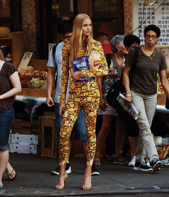 新晋超模拍摄杂志写真 演绎街头时尚